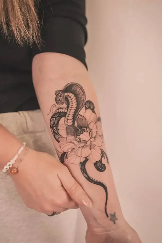 Fineline Tattoo Dortmund | Schlangen Tattoo | Bad Baboon Tattoo