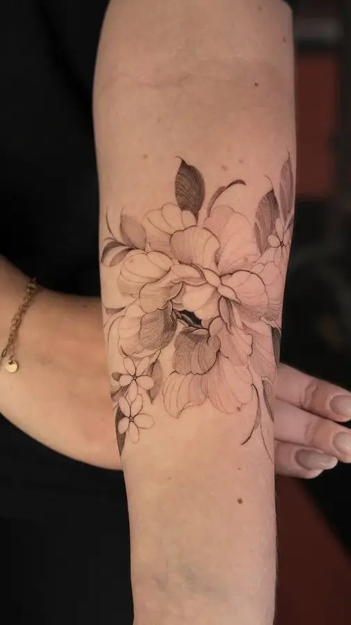 Florales Fineline Tattoo von Merle | Bad Baboon Tattoo Dortmund